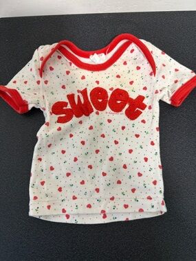 Red-Trim 'Sweet' Heart Print Short Sleeve Tee for Kids 90’s